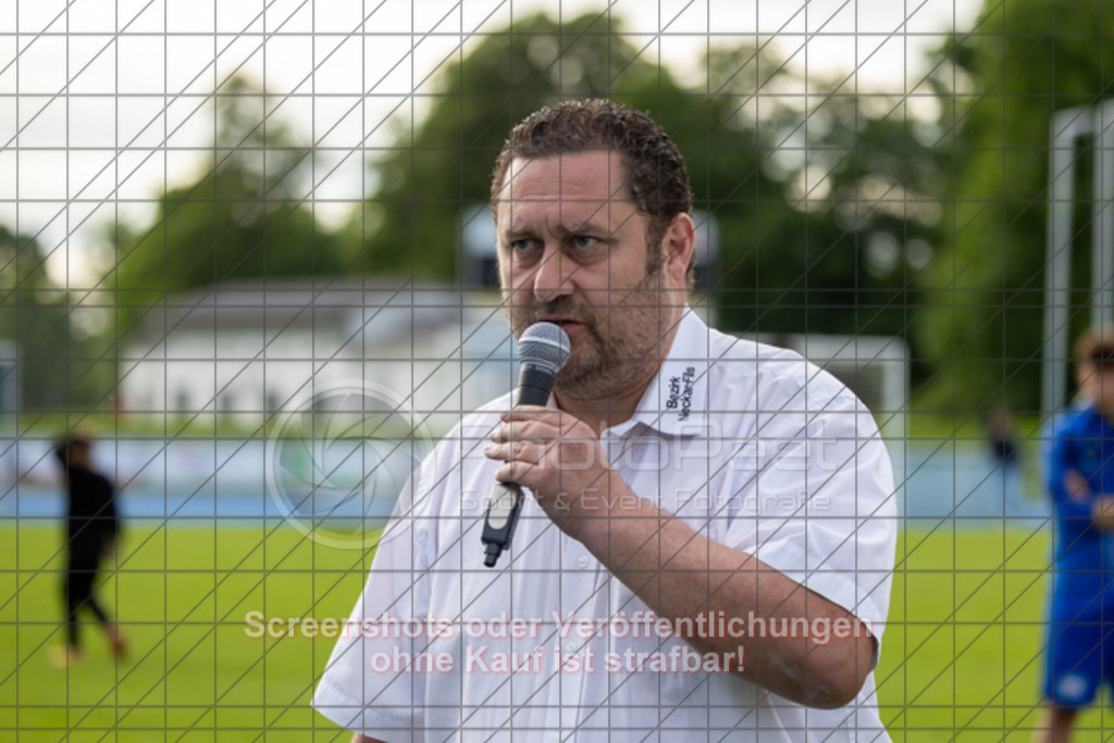 20250529_183403_0246 | #,  VfL Kirchheim (blau) vs. 1.FC Eislingen (weiß), Fußball, Bezirkspokal Finale - Bezirk Neckar/Fils, 2024/2025, Rasenplatz VfL Stadion Kirchheim, Jesinger Straße 105, 73230 Kirchheim, 29.05.2025 - 16:30 Uhr,Foto: PhotoPeet-Sportfotografie/Peter Harich