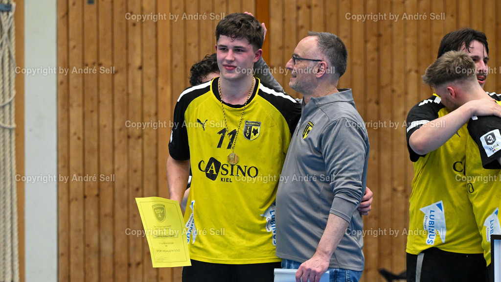 TSV Altenholz vs EHV Aue | Ehrung mit der Goldenen Sportplakette für Rasmus Ankermann (TSVA #11) nach dem Spiel / Handball 3. Liga Nord-Ost Männer 2025/2026 / TSV Altenholz vs EHV Aue / Edgar-Meschkat-Halle / Altenholz / 18.04.26 - Realisiert mit Pictrs.com