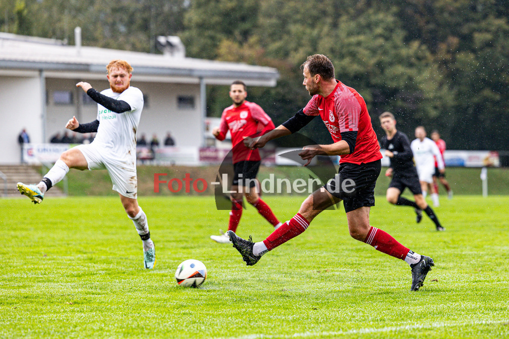 TSV Peißenberg gegen TSV Brunnthal | Fußball Kreisliga Herren Oberbayern Zugspitze Gruppe 1 2024/25, TSV Peißenberg gegen TSV Brunnthal, 20241003,Flanke Christian KREUTTERER (TSV Peißenberg 5),2024-10-03 in Peißenberg (Sportpark Peißenberg), Christian KREUTTERER (TSV Peißenberg 5)Copyright: WolfgangxLindner www.foto-lindner.de