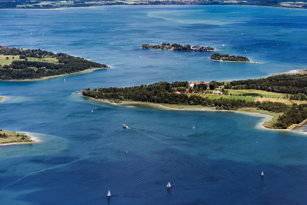 dr__0018567.jpg | CHIEMSEE 01.07.2017 See- Insel auf dem Chiemsee (Fraueninsel, Herreninsel und Krautinsel) in Chiemsee im Bundesland Bayern, Deutschland. // Lake Island on the Chiemsee (Fraueninsel, Herreninsel and Krautinsel) in Chiemsee in the state Bavaria, Germany. Foto: Daniel Reiter