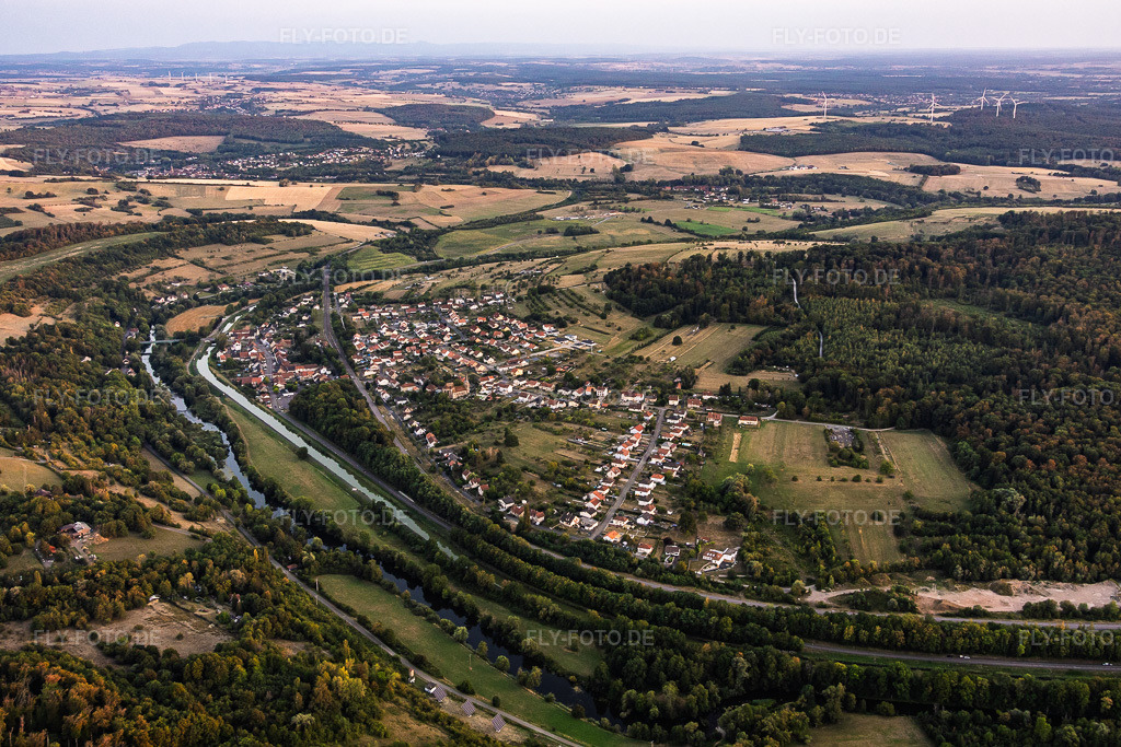 Luftbild: Ortsansicht aus Norden in Zetting im Bundesland Moselle in Frankreich. – Foto: IMG_158622.jpg vom 14.08.2026 durch Werner Riehm/FLY-FOTO.de – Auflösung des Originals: 5811 x 3874 px
