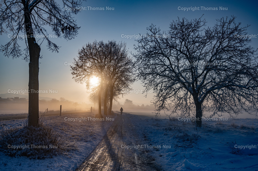 DSC_9733 | Winterzauber an der Hessischen Bergstraße, Radweg zwischen Schwanheim und Bensheim, Radfahrer im Sonnenaufgang über Bensheim, Eisige Temperaturen,