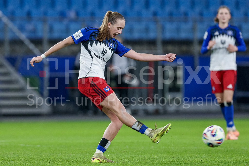 Fussball, Google Pixel Frauen-Bundesliga, Hamburger SV - 1. FC Köln | Victoria Schulz (Hamburger SV, 19) am Ball, Einzelbild, Ganzkörper, Aktion, Action, Spielszene, DIE DFB-RICHTLINIEN UNTERSAGEN JEGLICHE NUTZUNG VON FOTOS ALS SEQUENZBILDER UND/ODER VIDEOÄHNLICHE FOTOSTRECKEN. DFB REGULATIONS PROHIBIT ANY USE OF PHOTOGRAPHS AS IMAGE SEQUENCES AND/OR QUASI-VIDEO.