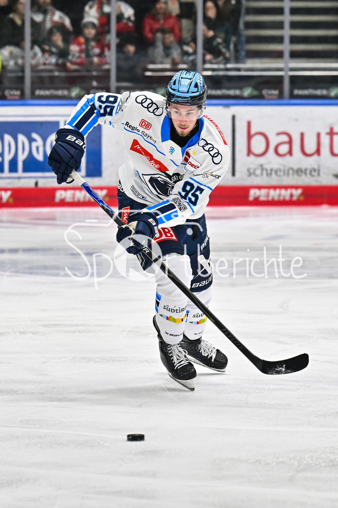 Augsburger Panther - ERC Ingolstadt | AUGSBURG, GERMANY - 12. DECEMBER: am Puck Philipp PRETO (ERC Ingolstadt 95) / Einzelfoto / Freisteller während dem Match zwischen den Augsburger Panthern und dem ERC Ingolstadt am 27. Spieltag der Penny DEL im Curt Frenzel Stadion