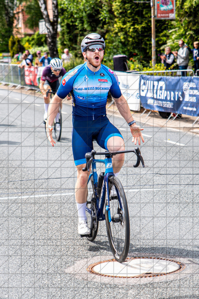 Großer Preis von Buchholz | Rennen UCI-Sportgruppe CT und Elite Amateure | Buchholz in der Nordheide, Deutschland, 29.05.25: Großer Preis von Buchholz | Rennen UCI-Sportgruppe CT und Elite AmateureCREDIT:www.bullenfotos.de, Martin König, Hörner Weg 40, D-49078 Osnabrück, +4917663732967Nutzung und Weitergabe nur zu den vereinbarten Zwecken. Presseanfragen an Ersteller. Alle Rechte beim Ersteller. Honorierung nach MFM. - Realisiert mit Pictrs.com