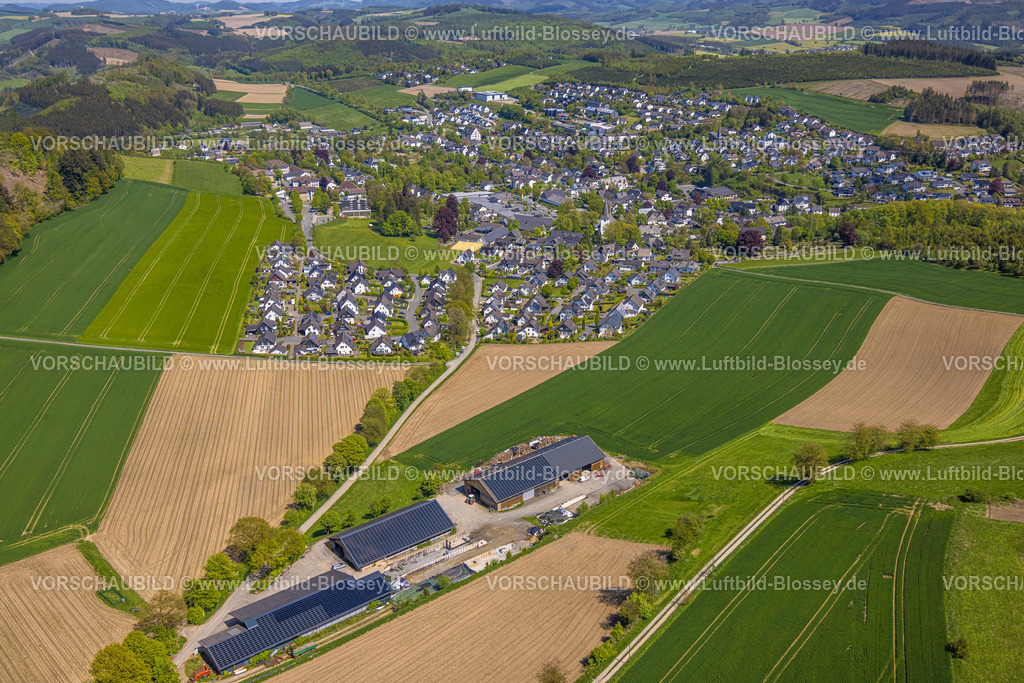 Eslohe230505713 | Luftbild, Ortsansicht Eslohe, landwirtschaftlicher Betrieb mit Solardach am Kreuzweg, Eslohe, Sauerland, Nordrhein-Westfalen, Deutschland