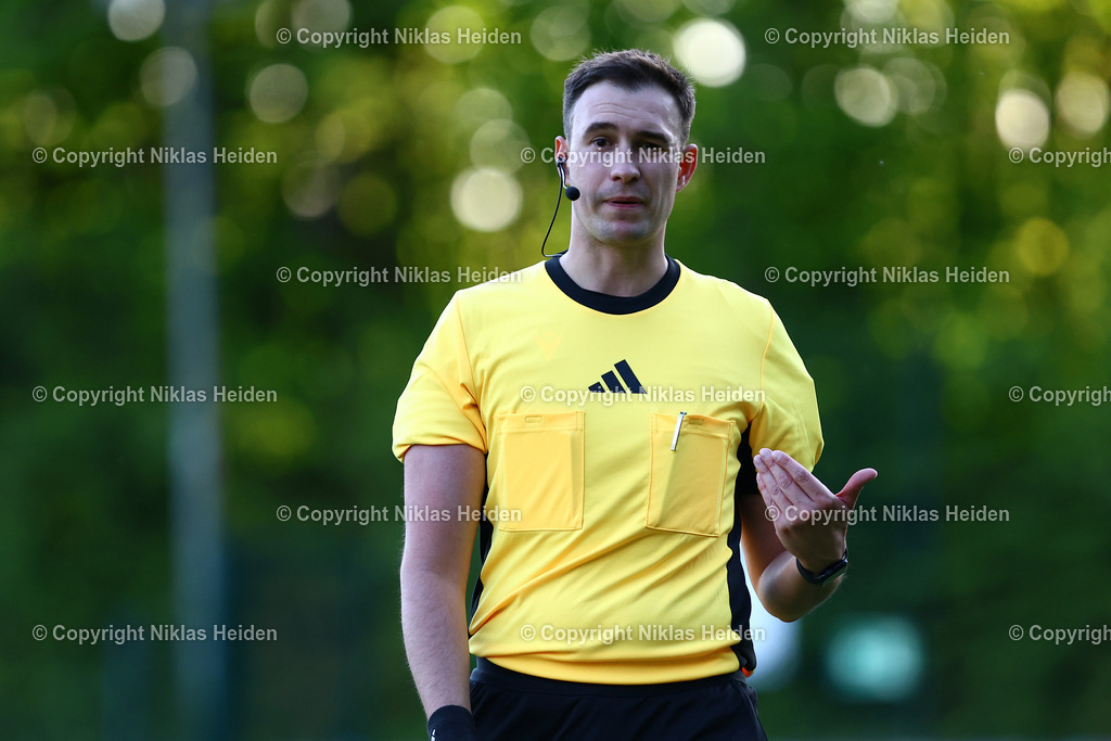 NH_HolsteinKielU19_FCHansaRostockU19_U19DFBNachwuchsliga_07052025 | Dominik Kopmann (Schiedsrichter)Fußball I Junioren I U19 DFB-Nachwuchsliga I Saison 2024-2025 I Hauptrunde Liga B, Gruppa A, 12. Spieltag I Holstein Kiel U19 - FC Hansa Rostock U19 I 07.05.2025 I Citti-Fußballpark