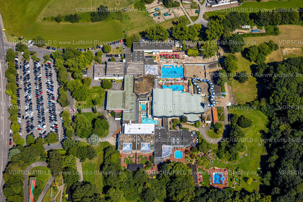 Herne240803688Freibad_RevierparkGysenberg | Luftbild, Freizeitbad LAGO-Die Therme im Gysenbergpark, Badegäste im Freibad mit Wellenbad und Wasserrutsche, Sonnenschirme auf der Liegewiese, Baustelle, Sodingen, Herne, Ruhrgebiet, Nordrhein-Westfalen, Deutschland