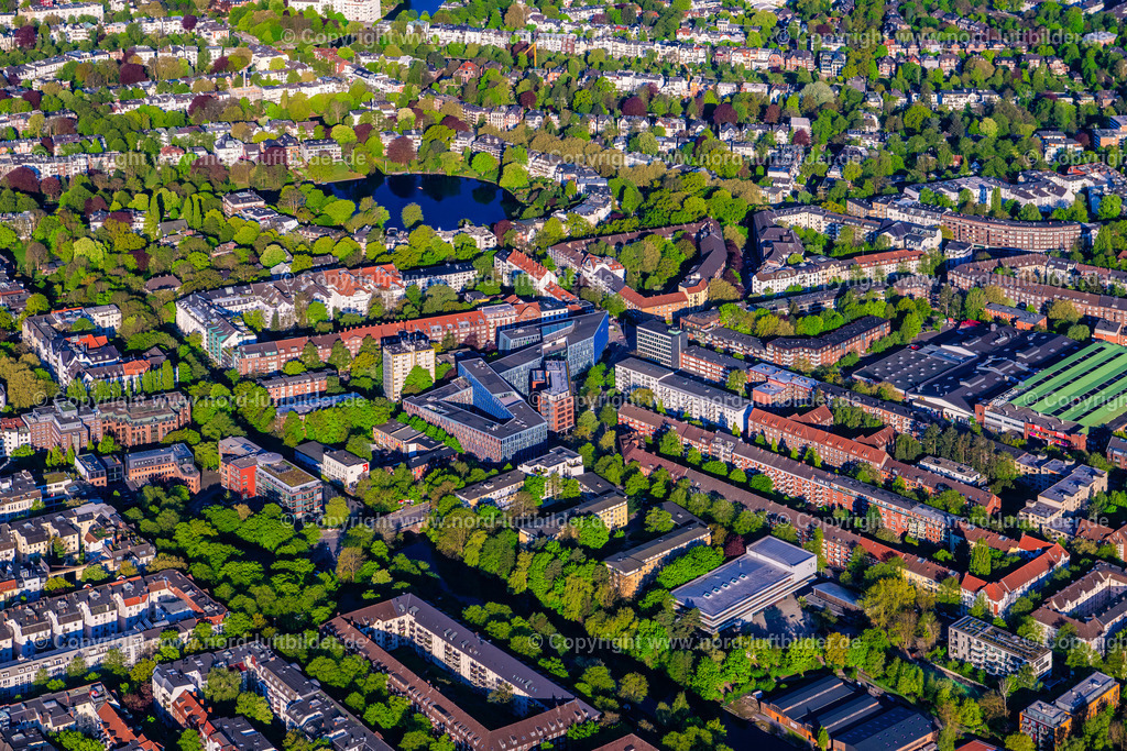 Hamburg_Winterhude_Rondeelteich_ELS_9981270425 | HAMBURG 27.04.2025 Wohngebiet einer Mehrfamilienhaussiedlung am "Rondeelteich" an der Dorotheenstraße im Ortsteil Winterhude in Hamburg, Deutschland. // Residential area of a multi-family house settlement at the "Rondeelteich" on Dorotheenstrasse in the district Winterhude in Hamburg, Germany. Foto: Martin Elsen