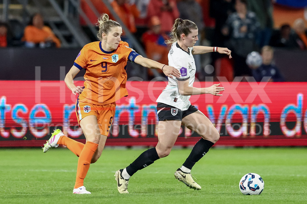 Fussball, UEFA Women s Nations League, Deutschland - Österreich | v.li.: Vivianne Miedema (Niederlande, 9) und Claudia Wenger (Österreich, 5) im Zweikampf, Duell, Dynamik, Aktion, Action, Spielszene