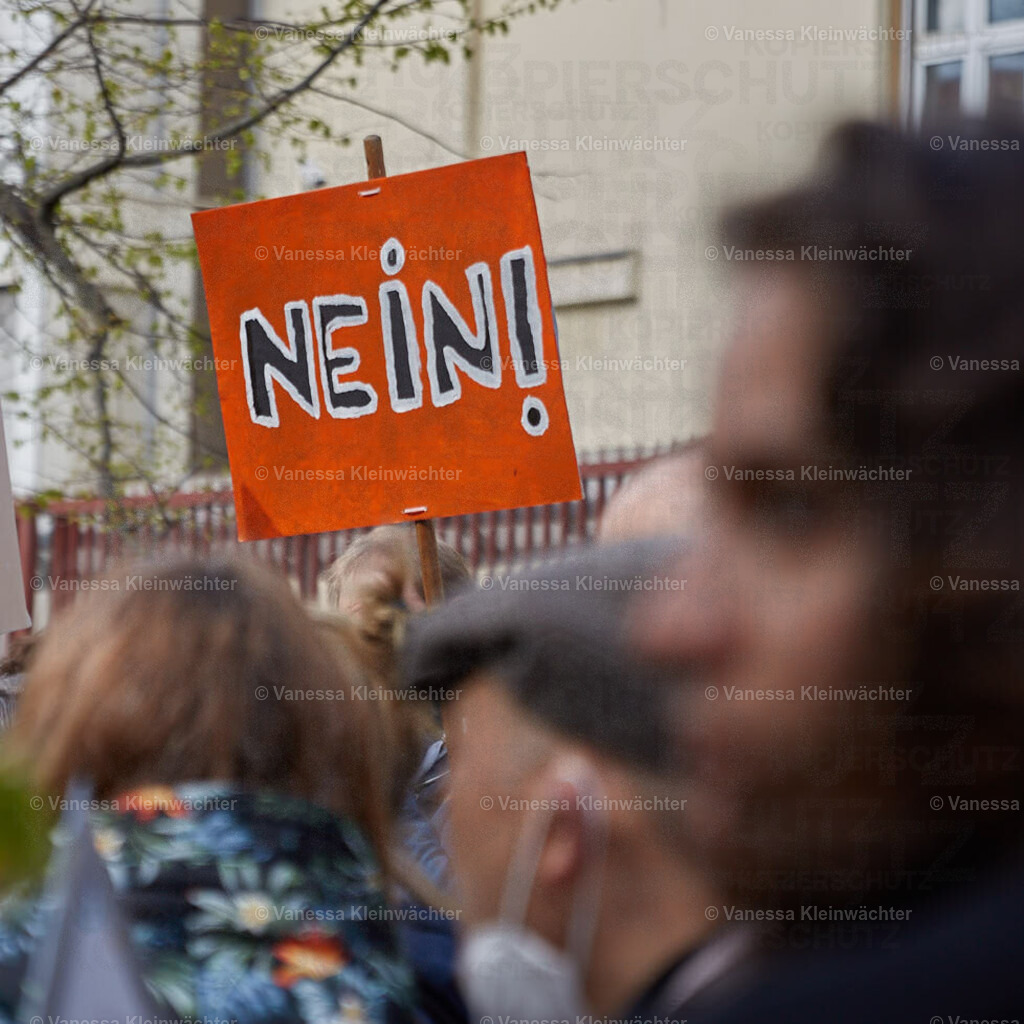 250408_KBS_Kuerzungen_10 | Einige hunderte Menschen protestieren am 08.04.2025 vor der Senatsverwaltung für Gesundheit in Berlin gegen finanzielle Kürzungen bei psychosozialen Kontakt- und Beratungsstellen.  - Realisiert mit Pictrs.com