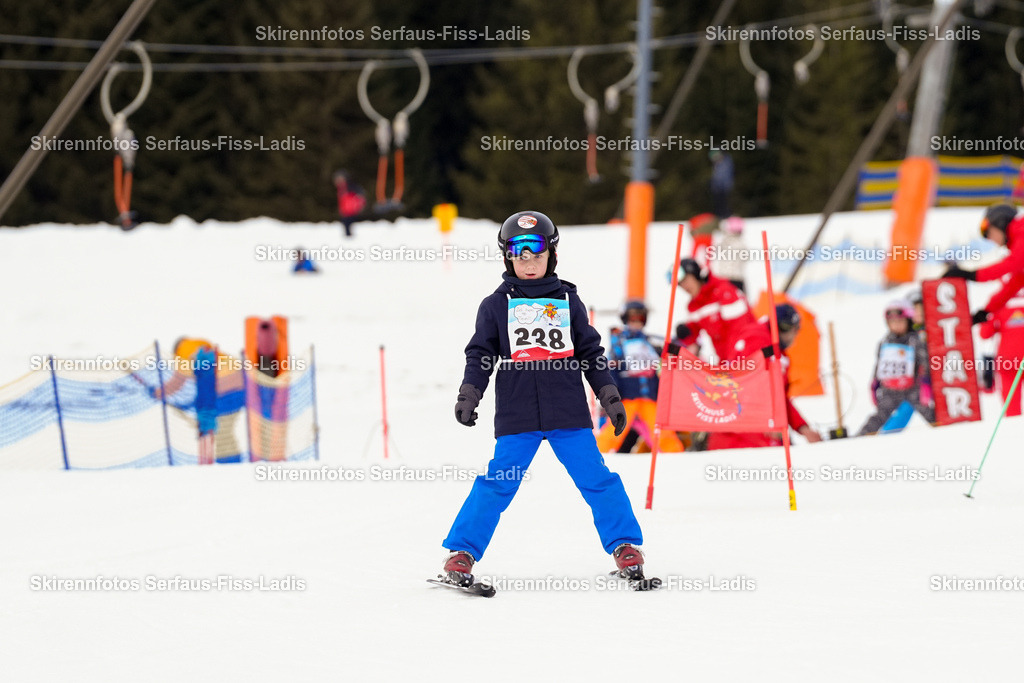 SRF_02.01.2026_0322 | Skirennfotos,Serfaus,Fiss,Ladis,Kinderskirennen,Winter,Tirol,Oberland,skirace,SFL,feelfree,weil wir's genießen,ski,Ski,skifahren,Sonnenplateau, - Realisiert mit Pictrs.com