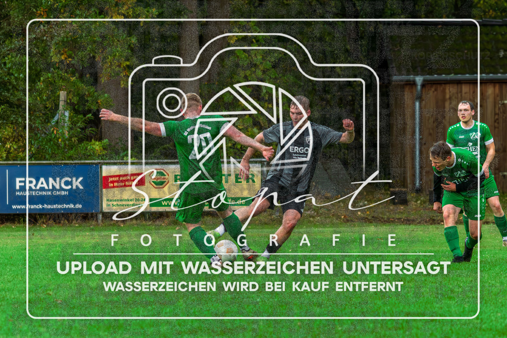 SGWFGFS-1059 | Maximilian Toebber (SG Wintermoor/Schuelern #20) und Ole Jahns (FG Fulde-Stellichte #17) beim Herren Kreisliga HK Spiel zwischen SG Schulern/Wintermoor und FG Fulde-Stellichte im Stadion Wintermoor, Schneverdingen (Simon Paul Stopat) - Realisiert mit Pictrs.com