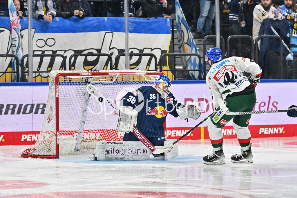 EHC RB München - Augsburger Panther | in dieser Szene trifft Anrei HAKULINEN (Augsburger Panther #94) gegen Mathias NIEDERBERGER (EHC RB Muenchen 35) zum 1-1 Ausgleich / Treffer / Tor  / Torschuezte / Freude / Happy / DEL: EHC RB Muenchen - Augsburger Panther, SAP Garden am 23.11.2024