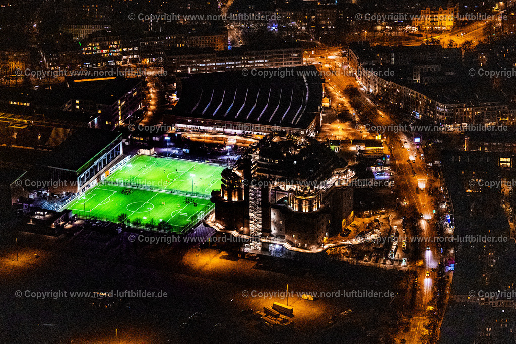Hamburg_Heiligengestfeld_Bunker_Nachtaufnahme_ELS_6381060325 | HAMBURG 06.03.2025 Nacht- Lichter und Beleuchtung Bunker- Gebäudekomplex " Medienbunker " an der Feldstraße im Ortsteil Sankt Pauli in Hamburg, Deutschland. Weiterführende Informationen bei: EHP Erste Hanseatische Projektmanagement GmbH,  Hilldegarden e.V.,  Holsteiner Kabel- und Leitungsbau Willi Pohl GmbH & Co. KG,  Ingenieurbau George Bähr GmbH,  PERI GmbH,  RIMC Bunker Hamburg Hotelbetriebsgesellschaft mbH & Co.,  Veranstaltungs GbR Wolters/Jähnichen. // Night lighting bunker building complex "Medienbunker" on Feldstrasse in the Sankt Pauli district of Hamburg, Germany. Further information at: EHP Erste Hanseatische Projektmanagement GmbH,  Hilldegarden e.V.,  Holsteiner Kabel- und Leitungsbau Willi Pohl GmbH & Co. KG,  Ingenieurbau George Baehr GmbH,  PERI GmbH,  RIMC Bunker Hamburg Hotelbetriebsgesellschaft mbH & Co.,  Veranstaltungs GbR Wolters/Jaehnichen. Foto: Martin Elsen
