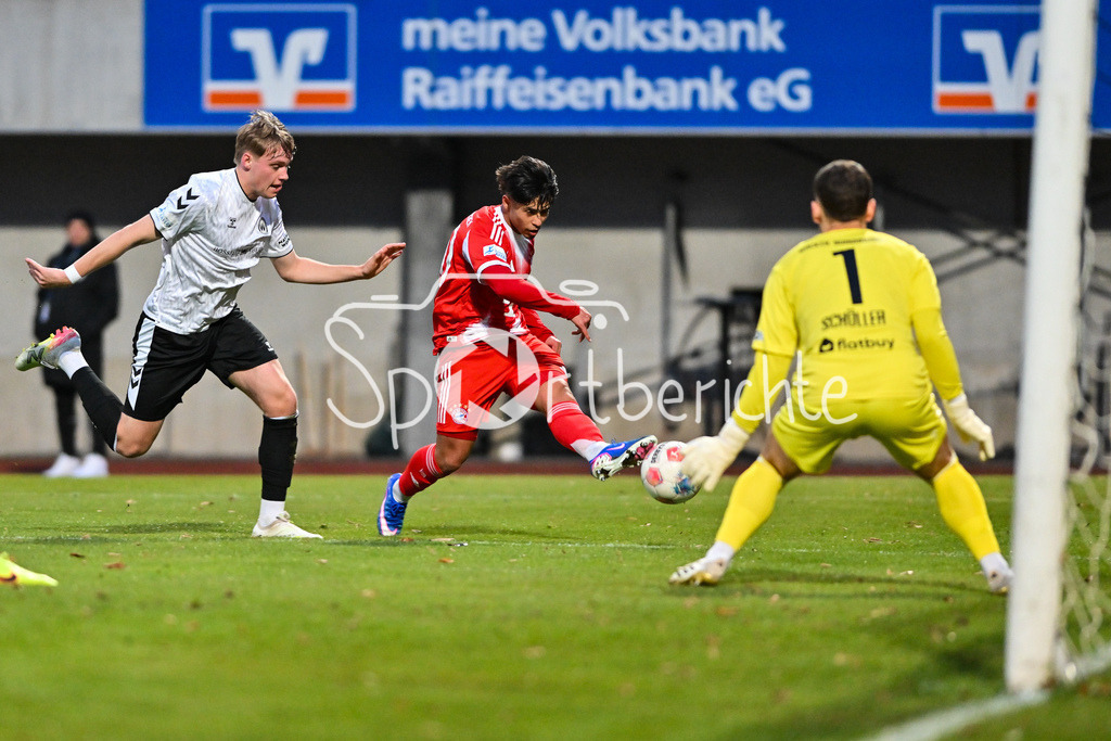 SV Wacker Burghausen - FC Bayern Amateure | BURGHAUSEN, GERMANY - 01. APRIL: im Duell Benedikt SCHWARZENSTEINER (Wacker Burghausen 3) und Maycon NORMANHA CARDOZO (FC Bayern München 20) während dem Match zwischen dem SV Wacker Burghausen und den Amateuren des FC Bayern München am 26. Spieltag der Regionalliga Bayern im Flatbuy Stadion