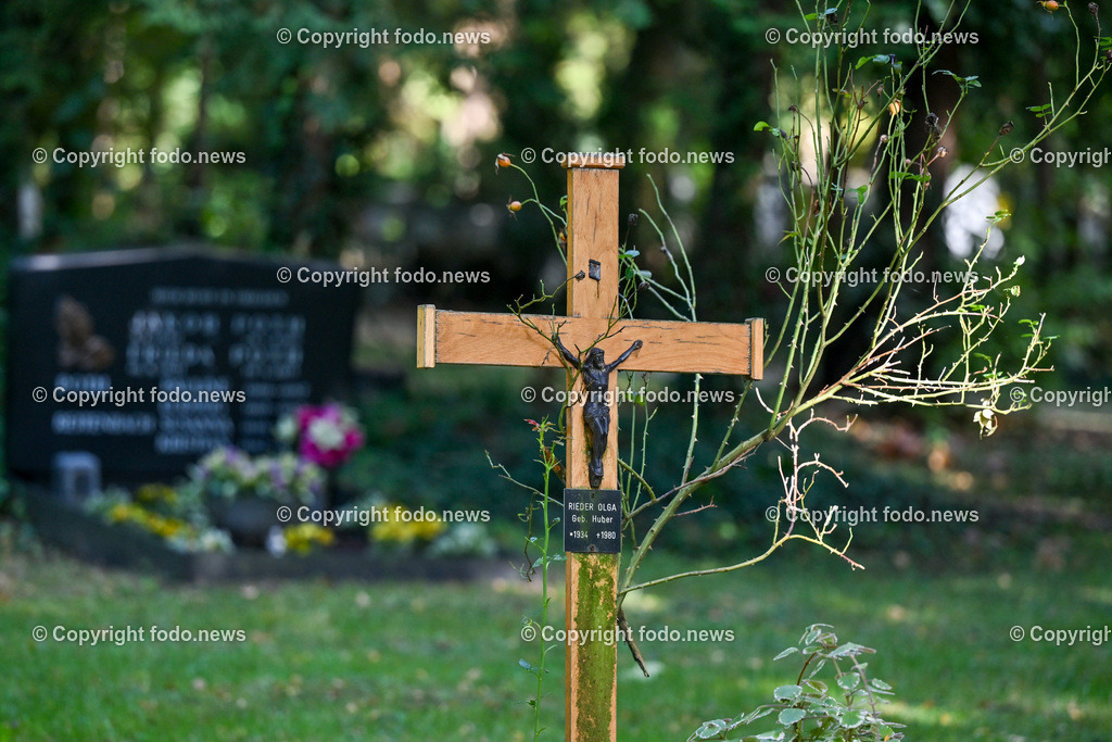 Friedhof_ Allerheiligen_ 16.10.2023-9 | 16.10.2023, Friedhof, AUT, Allerheiligen, Themenbilder im Bild Friedhof, Kreuz, Kruzifix, Jesu Christi, Allerheiligen, Engerl, Engel, Kerzen, Grab, Grablicht, Blumen, Symbolbild, Feature