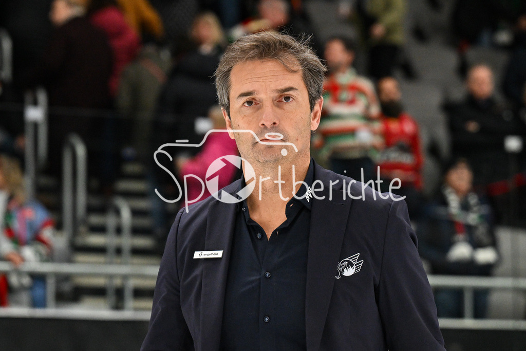 Augsburger Panther - Adler Mannheim | AUGSBURG, GERMANY - 28. DECEMBER: im Bild Dallas EAKINS Trainer Adler Mannheim / Einzelfoto / Freisteller nach dem Match zwischen den Augsburger Panthern und den Adler Mannehim am 33. Spieltag der Penny DEL im Curt Frenzel Stadion