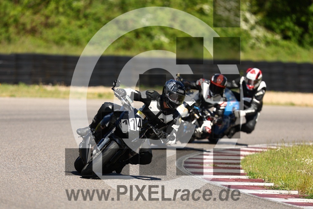 0114-20260426_01239 | Schöne Erinnerungen an spannende Momente - das festzuhalten ist unser Job. PIXELrace.de ist seit 2003 auf den Rennstrecken Europas unterwegs um die Action draußen beim Fahren und die wunderbare Stimmung imm Fahrerlager für euch einzufangen.