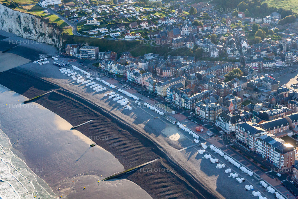 Vue aérienne: Paysage de plage de sable sur la côte de la Manche à Mers-les-Bains à Mers-les-Bains dans le département Somme, France. Photo: IMG_70801.jpg prise le 24/08/2014 par Werner Riehm/FLY-FOTO.eu – Résolution de l'original: 4583 x 3056 px