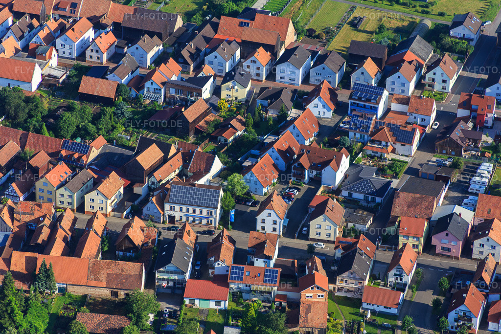 Luftbild: VR Bank Südliche Weinstraße-Wasgau eG Geschäftsstelle Hatzenbühl in Hatzenbühl im Bundesland Rheinland-Pfalz in Deutschland. Foto: IMG_090013.jpg vom 26.06.2016 durch Werner Riehm/FLY-FOTO.deWWW.VRBANK-SWW.DE