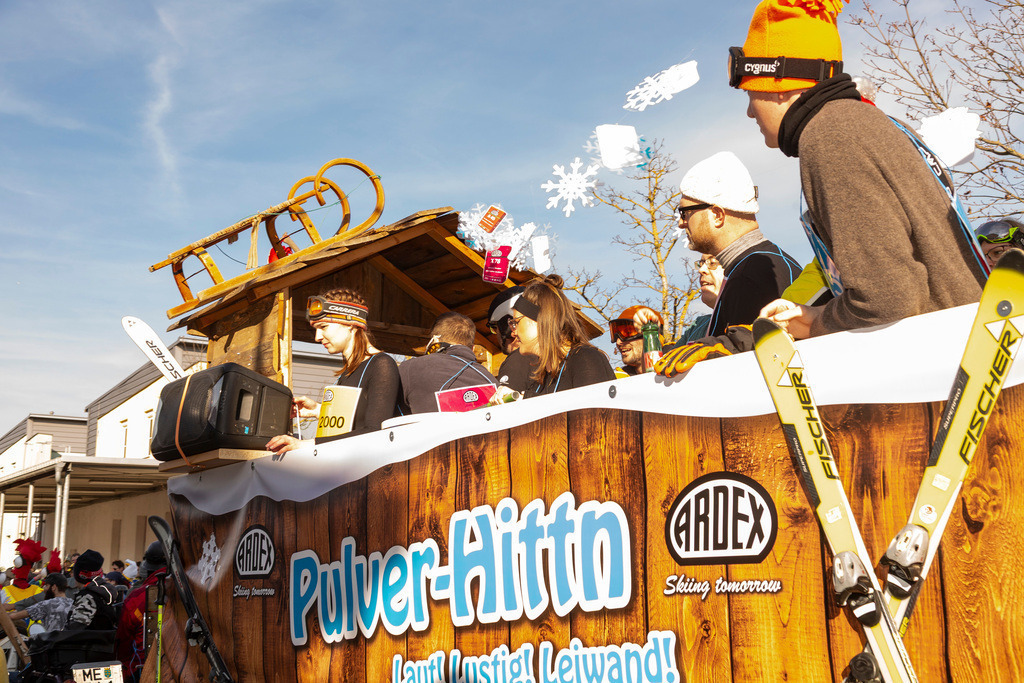 Umzug2025-198_9899 | Fotostrecke: FASCHINGSUMZUG 2025 in Loosdorf. 22 Masken(gruppen)-Teilnehmer: Loosdorfer Vereine, Wirtschaftstreibende, Gemeindeabordnungen sowie Kreditinstitute. rund 700 Besucher entlang der Hauptstrasse. Veranstaltungs-Sicherung durch Mannschaft der FF-Loosdorf mit schwerem Gerät. Maskenprämierung am EKZ-Platz durch Bgm. Thomas Vasku in den Kategorien: Bester Festwagen (Fa. gkonzept-Groissenberger; Beste Personengruppe-ASK-Loosdorf; Beste Einzelperson; Weiteste Anreise-FF Schollach;