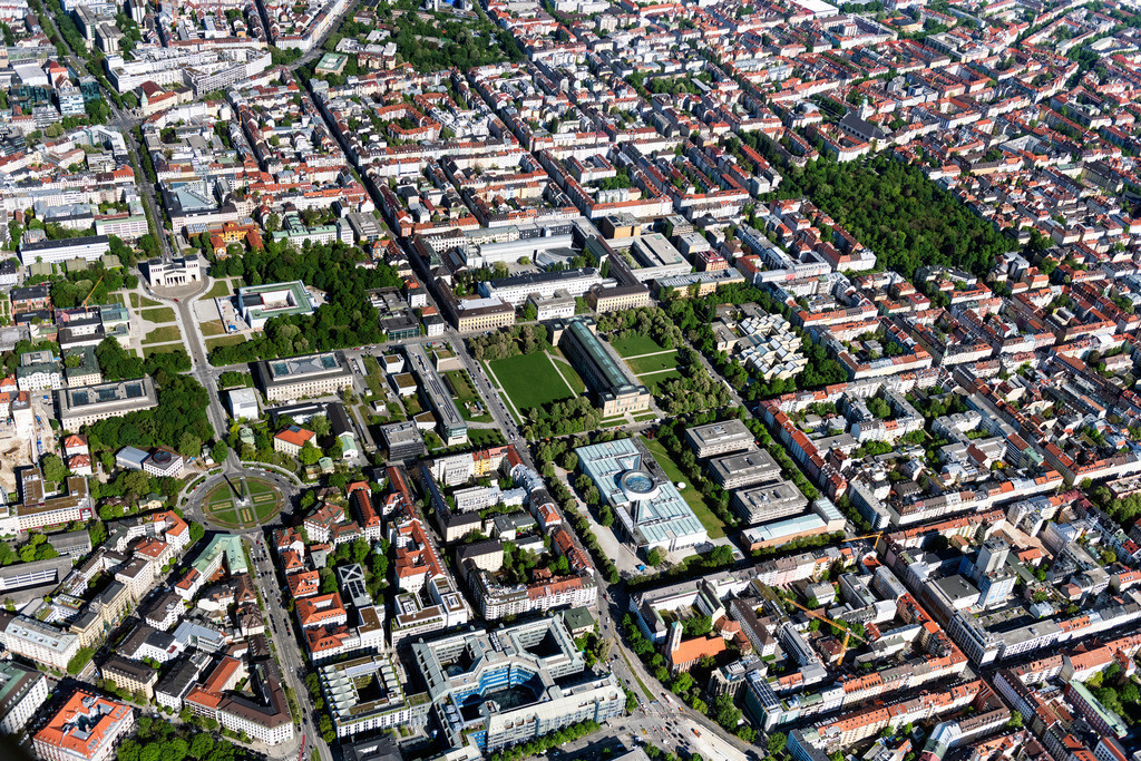 dr__0052411.jpg | MüNCHEN 07.05.2020 Blick auf das Kunstareal München im Bundesland Bayern. Das Museumsviertel in der Maxvorstadt besteht u.A. aus der Pinakothek der Moderne im Gebäude mit Kuppel mit Internationaler Malerei, Skulptur und Fotografie des 20. und 21. Jahrhunderts und einer Sammlung für Design, Grafik und Architektur, außerdem aus dem sich davor befindenden Museum Brandhorst mit einer Privatsammlung moderner Malerei sowie aus der Alten Pinakothek mit Europäischer Malerei vom 13. bis zum 18. Jahrhundert und Skulpturenpark rechts im Bild. Weiterführende Informationen bei: Bayerische Staatsgemäldesammlungen Kunstareal München,  Staatliche Antikensammlungen und Glyptothek. // View of the Kunstareal in Munich in the state Bavaria. Further information at: Bayerische Staatsgemaeldesammlungen Kunstareal Muenchen,  Staatliche Antikensammlungen und Glyptothek. Foto: Daniel Reiter