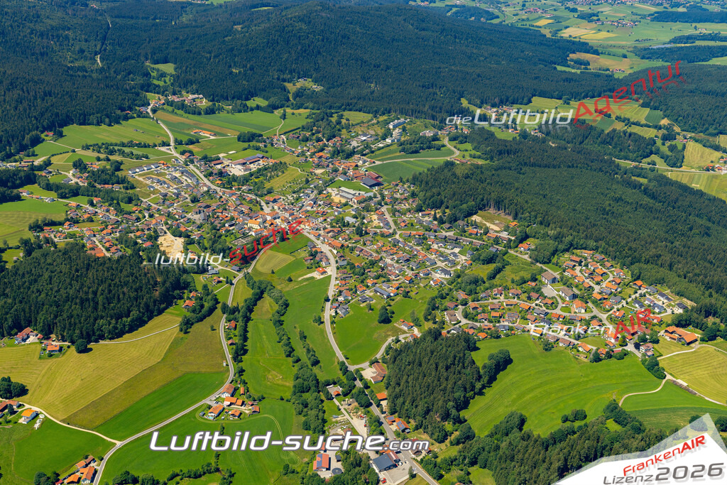 Aktuelles Luftbild von  Bischofsmais - Die Luftaufnahme wurde 2022 mittels UL-Flugzeug erstellt ( keine Drohne ) - hochauflösende Kamera-Systeme von  Canon -Beste Qualität - Für grossformatige Ausdrucke geeignet. Die Geschenkidee !