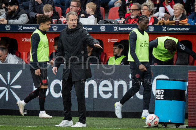 German Bundesliga, Bayer 04 Leverkusen vs. VfL Wolfsburg, 04.04.2026 | LEVERKUSEN, GERMANY - APRIL 4, 2026 :  Kasper Hjulmand (Head Coach Bayer 04 Leverkusen) gestures during the German Bundesliga match on gameday 28 between Bayer 04 Leverkusen vs. VfL Wolfsburg at BayArena on April 4, 2026 in Leverkusen, Germany. DFL REGULATIONS PROHIBIT ANY USE OF PHOTOGRAPHS AS IMAGE SEQUENCES AND/OR QUASI-VIDEO.