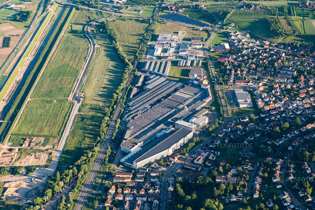 Luftbild: Firmengelände der Aliseo Art Projects mit Hallen, Firmengebäuden und Produktionsstätten in Gengenbach im Bundesland Baden-Württemberg in Deutschland. Foto: IMG_114917.jpg vom 01.06.2019 durch Werner Riehm/FLY-FOTO.de