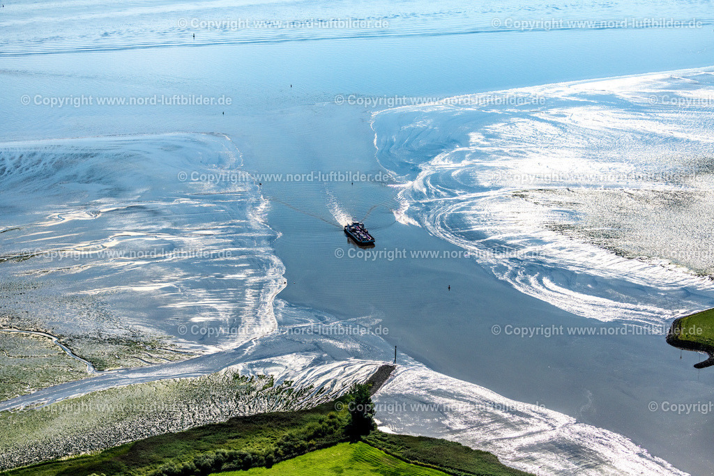 Wischhafen_Elbfähren_ELS_7335130822 | DROCHTERSEN 13.08.2022 Fahrt eines Fähr- Schiffes der " Elbfähre Glückstadt Wischhafen " in Wischhafen im Bundesland Niedersachsen, Deutschland. Weiterführende Informationen bei: FRS Elbfähre Glückstadt Wischhafen GmbH. // Driving a ferry ship of the "Elbfaehre Glueckstadt Wischhafen" in Wischhafen in the state Lower Saxony, Germany. Further information at: FRS Elbfaehre Glueckstadt Wischhafen GmbH. Foto: Martin Elsen