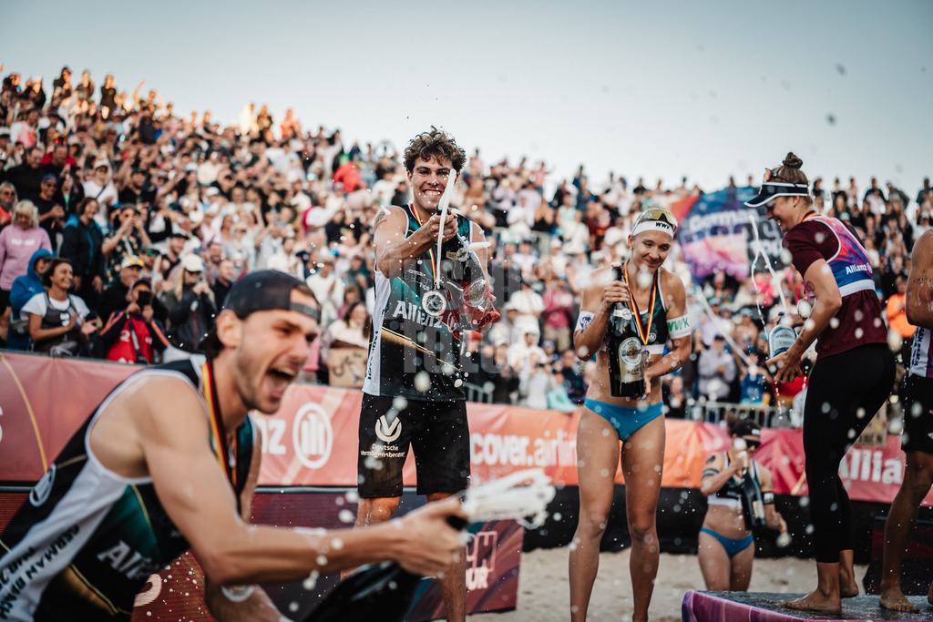 Beachvolleyball | Frauen und Männer | Deutsche Meisterschaften 2025 Timmendorfer Strand | 07.09.2025 | Lui Wüst bei der Siegerehrung Bierdusche