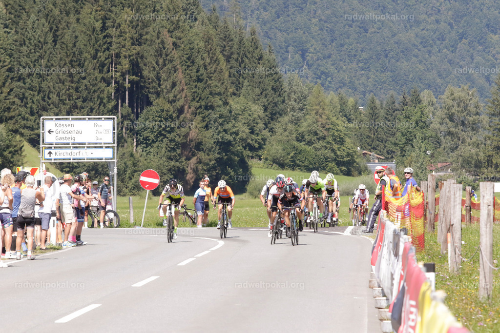 891_20230817_Bewerb_Maenner_Muehlanger | AUT - OESTERREICH, 2023-08-16: SPORT RENNRAD-FAHREN - 55. INTERNATIONALER RADWELTPOKAL IN ST. JOHANN IN TIROL  - Vintage-Radrennen mit WM-Bronze-Medaillen-Siegerin Christina Schweinberger, den Teilnehmer und Alexander Baumann (vom Orginastions-Team) - TAG 2 BEWERB MAENNER IN SECHS GRUPPEN  ; Foto: Roland Muehlanger