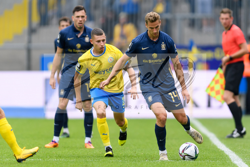 EBSTSV20210828_031 | Fussball, Herren: Enrique Pena (Eintracht Braunschweig) und Dennis Dressel (TSV 1860 Muenchen) im Zweikampf beim Spiel der 3. Liga zwischen Eintracht Braunschweig und TSV 1860 Muenchen im Eintracht-Stadion am 28.08.2021 in Braunschweig, Deutschland.DFB / DFL REGULATIONS PROHIBIT ANY USE OF PHOTOGRAPHS AS IMAGE SEQUENCES AND/OR QUASI-VIDEO. - Realisiert mit Pictrs.com