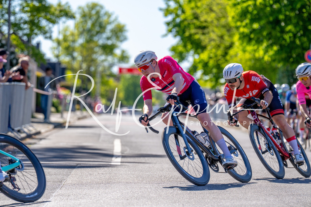Spurt in den Mai 2026 - Großer Preis der Sparkasse Neuss | Annual one-day road cycling race "Großer Preis der Sparkasse Neuss" held in Büttgen, Germany, organized by VfR Büttgen 1912 e.V. The event features multiple races across all age categories from U11 youth to Elite men. - Realisiert mit Pictrs.com