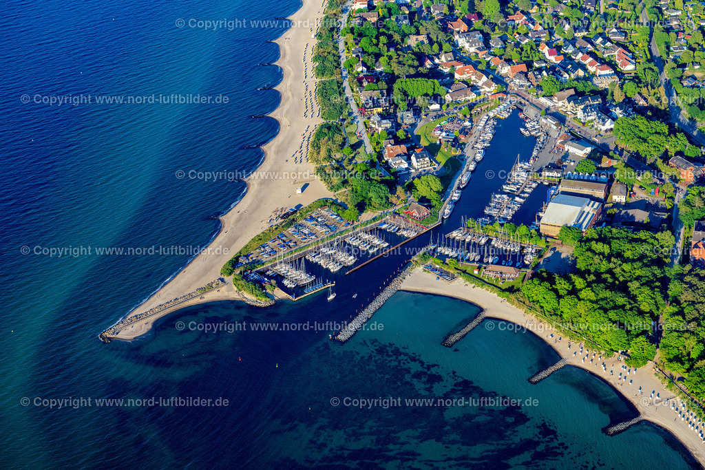 Niendorf_Hafen_ELS_8441030622 | NIENDORF 03.06.2022 Yachthafen mit Sportboot- Anlegestellen und Bootsliegeplätzen am Uferbereich Niendorfer Yacht Club An der Acht in Niendorf/Ostsee im Bundesland Schleswig-Holstein, Deutschland. // Pleasure boat marina with docks and moorings on the shore area Niendorfer Yacht Club An of Acht in Niendorf/Ostsee in the state Schleswig-Holstein, Germany. Foto: Martin Elsen