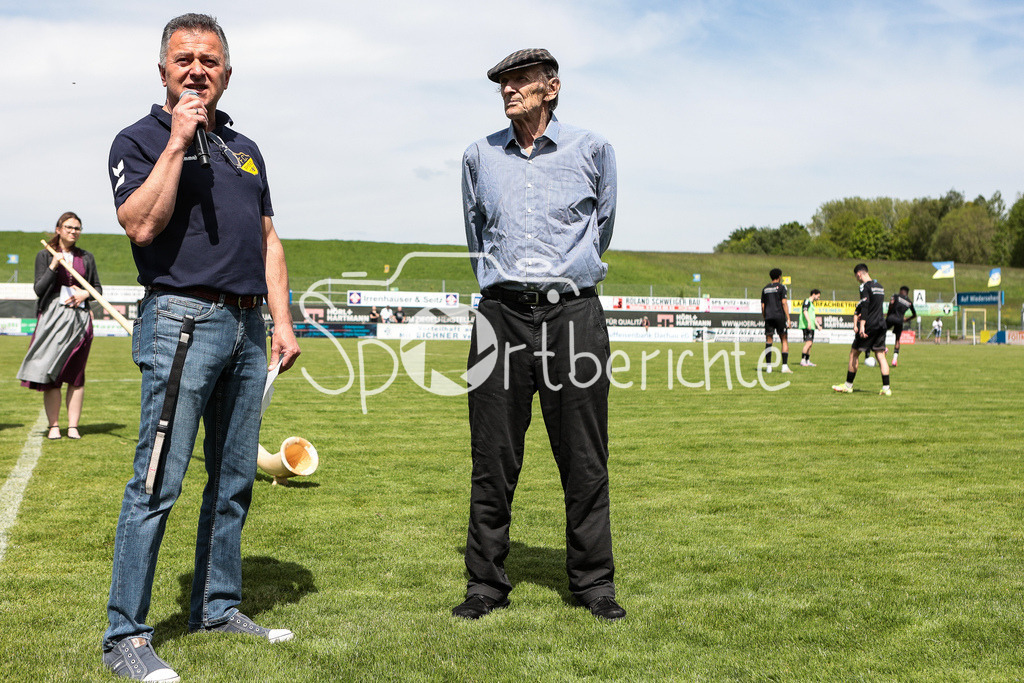 FC Pipinsried - SV Wacker Burghausen | Pipinsried Vereinslegende Konrad HOESS wird in der Halbzeit zum Ehrenpraesidenten ernannt / Ehrung / im Bild links Pressesprecher Hubert FESL