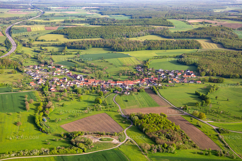 Aerial view: View of the town from the south in Rimsdorf in the state Bas-Rhin, France. – Photo: IMG_140634.jpg taken on 05/01/2024 by Werner Riehm/FLY-FOTO.com – Resolution of the original: 5472 x 3648 px