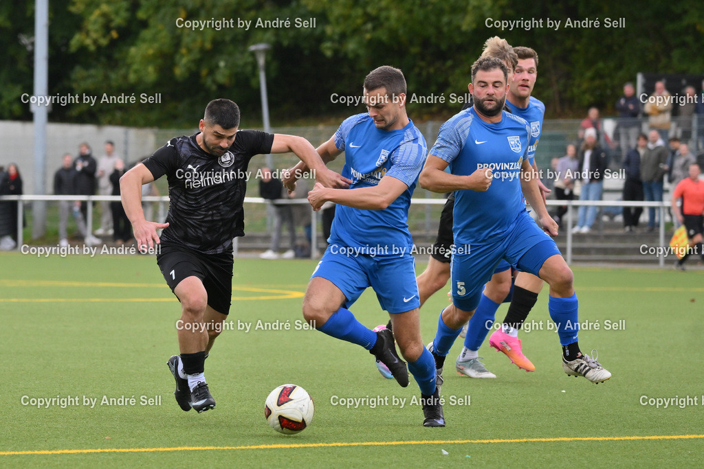 TSV Klausdorf vs SV Dörpum | Ditron Gashi (Klausdorf #7) vs Lars Peretzke  (Dörpum #5) &amp; Henrik Jessen (Dörpum #6) / Fußball-Landesliga Schleswig Männer 2026/2027 / TSV Klausdorf vs SV Dörpum / Kunstrasenplatz Klausdorf / Schwentinental / 17.10.26 - Realisiert mit Pictrs.com