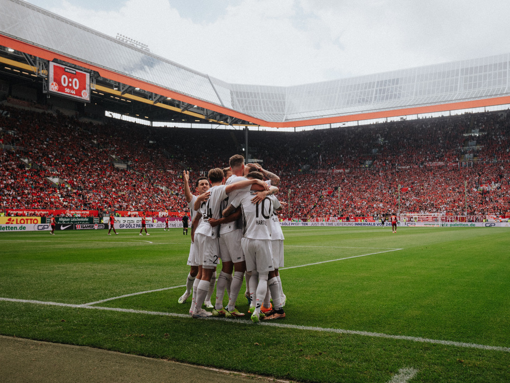 _DSC6586 | Der offizielle Shop für FC St. Pauli Fotos. Wähle aus Spielszenen & Fanmomenten dein FCSP Wunschformat. Wir liefern Millerntor-Atmosphäre.