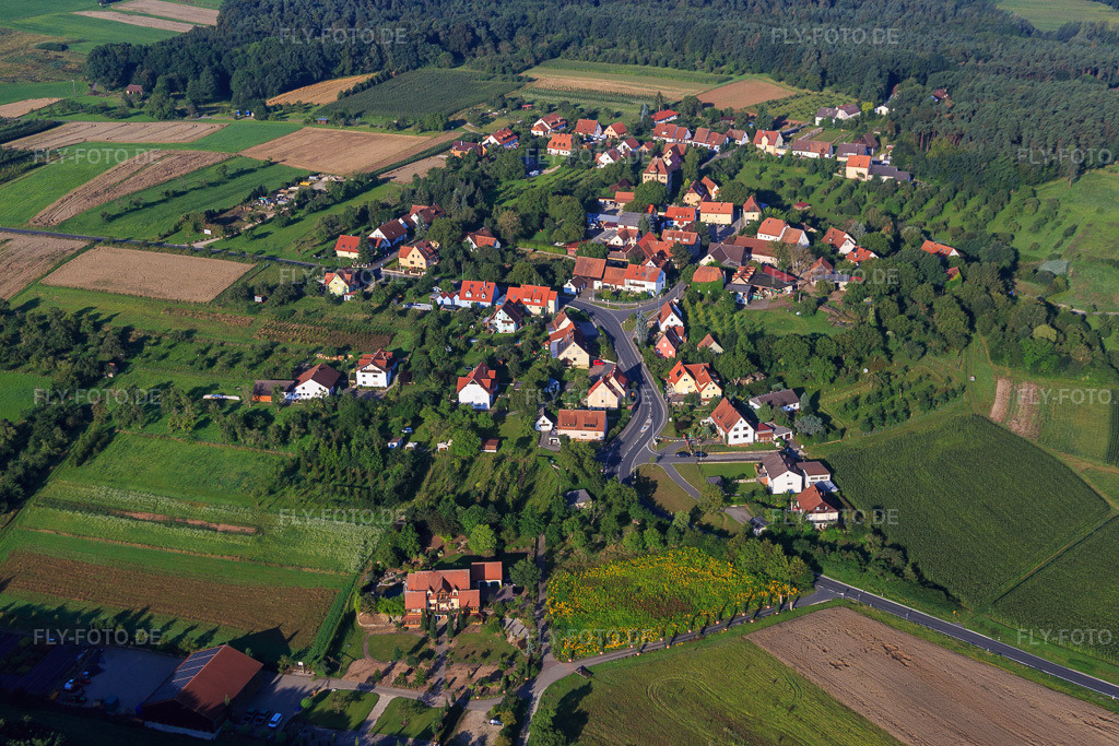 Luftbild: Dorfansicht aus Osten im Ortsteil Adlitz in Marloffstein im Bundesland Bayern in Deutschland. Foto: IMG_092645.jpg vom 07.08.2016 durch Werner Riehm/FLY-FOTO.de