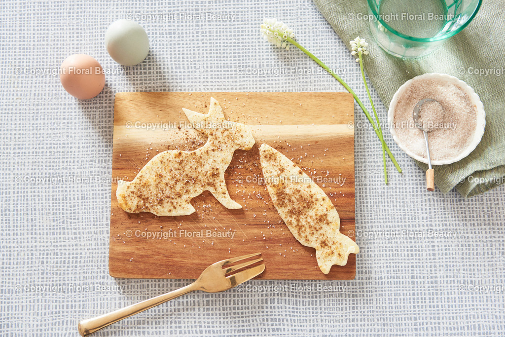 Häschen mit Möhre aus Pfannkuchen | Häschen mit Möhre aus Pfannkuchen ausgestochen mit zimt und Zucker, kindlich - Realisiert mit Pictrs.com