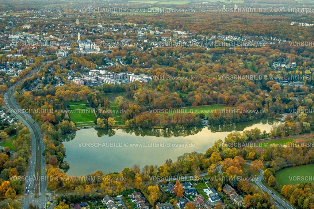 Gelsenkirchen231103236 | Luftbild, Berger See Schloss Berge, Waldgebiet mit herbstlichen Laubbäumen, Blick zum Bergmannsheil und Kinderklinik Buer GmbH Allgemeinkrankenhaus und Ortsteil Buer, Buer, Gelsenkirchen, Ruhrgebiet, Nordrhein-Westfalen, Deutschland