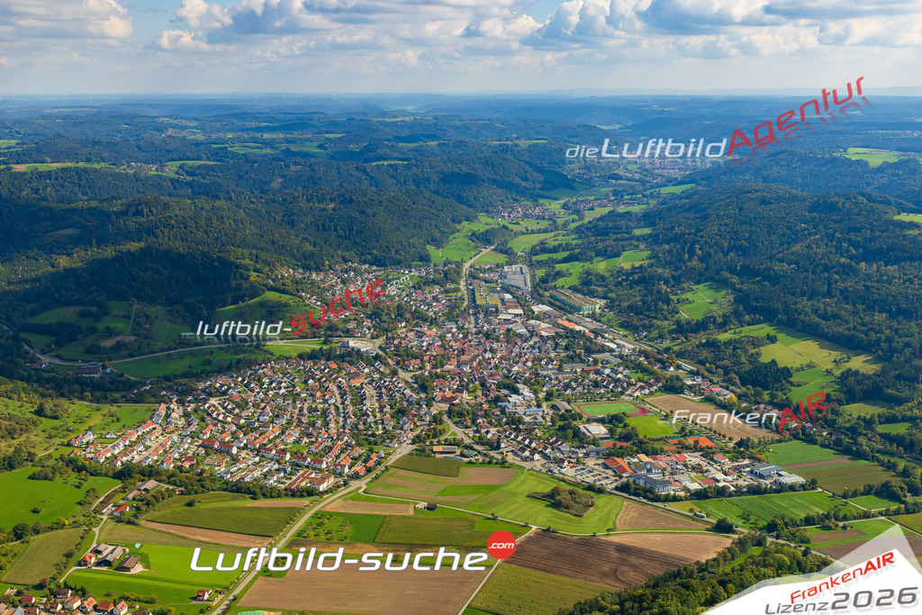 Luftaufnahme der Stadt Sulzbach an der Murr - Die Luftaufnahme wurde 2025 vom UL-Flugzeug heraus erstellt ( keine Drohne ) - Hochauflösende Luftaufnahme - für professionelle Ausdrucke geeignet. Die Geschenkidee !Mit Lizenz und Bildrechte bestellbar