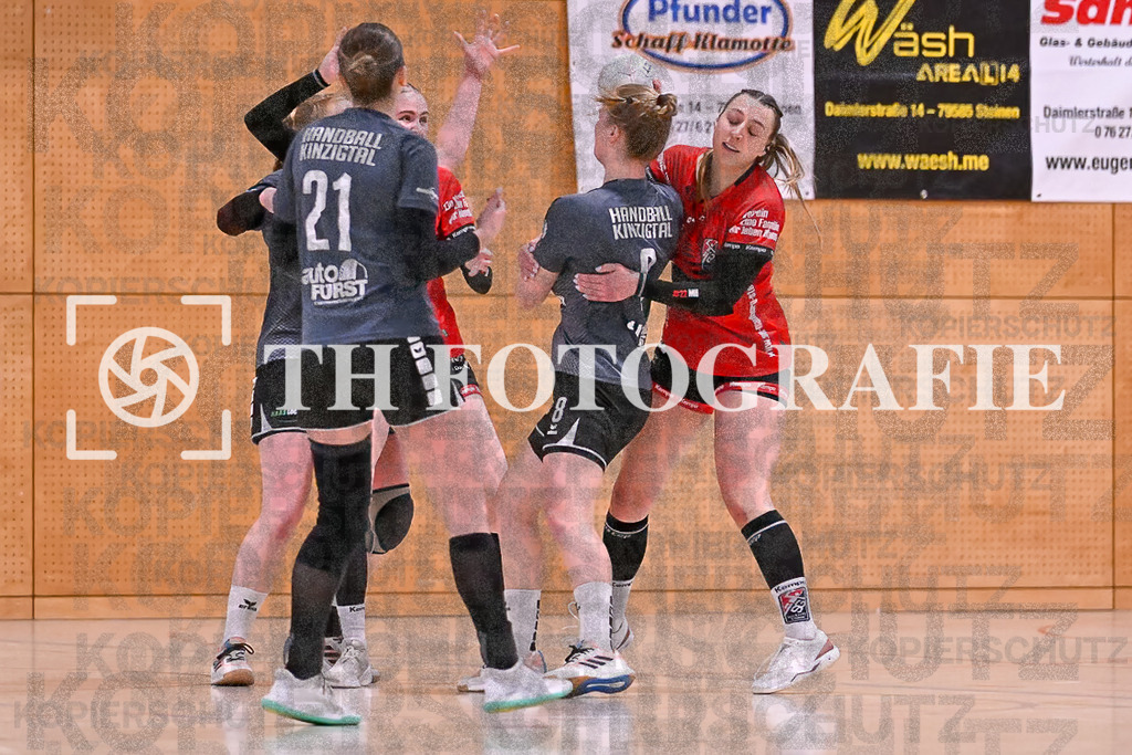 GER, SG Maulburg/Steinen - HB Kinzigtal, Handball, Suedbadenliga, 22. Spieltag, Saison 2023/2024, 27.04.2024 | Charline Maier (HB Kinzigtal, #08) hat den Ball und ist im Zweikampf mit Maike Hartmann (SG Maulburg/Steinen, #22)

GER, SG Maulburg/Steinen - HB Kinzigtal, Handball, Suedbadenliga, 22. Spieltag, Saison 2023/2024, 27.04.2024

Foto: TH Fotografie/Thomas Hess