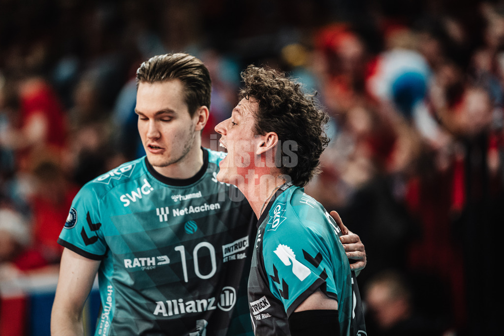 Volleyball | Herren | Saison 2025/2026 | 1. Volleyball Bundesliga Männer | DVV Pokal Halbfinale | SVG Lüneburg vs. SWD powervolleys Düren | 16.12.2025 | Zac Hutcheson (#15, SWD powervolleys Düren) emotional