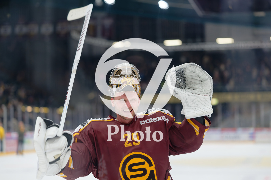 National League - Geneve-Servette HC v EV Zug | Robert Mayer (29 Geneve-Servette HC) celebrates after winning  during the National League match between Geneve-Servette HC and EV Zug at Les Vernets in Geneva, Switzerland