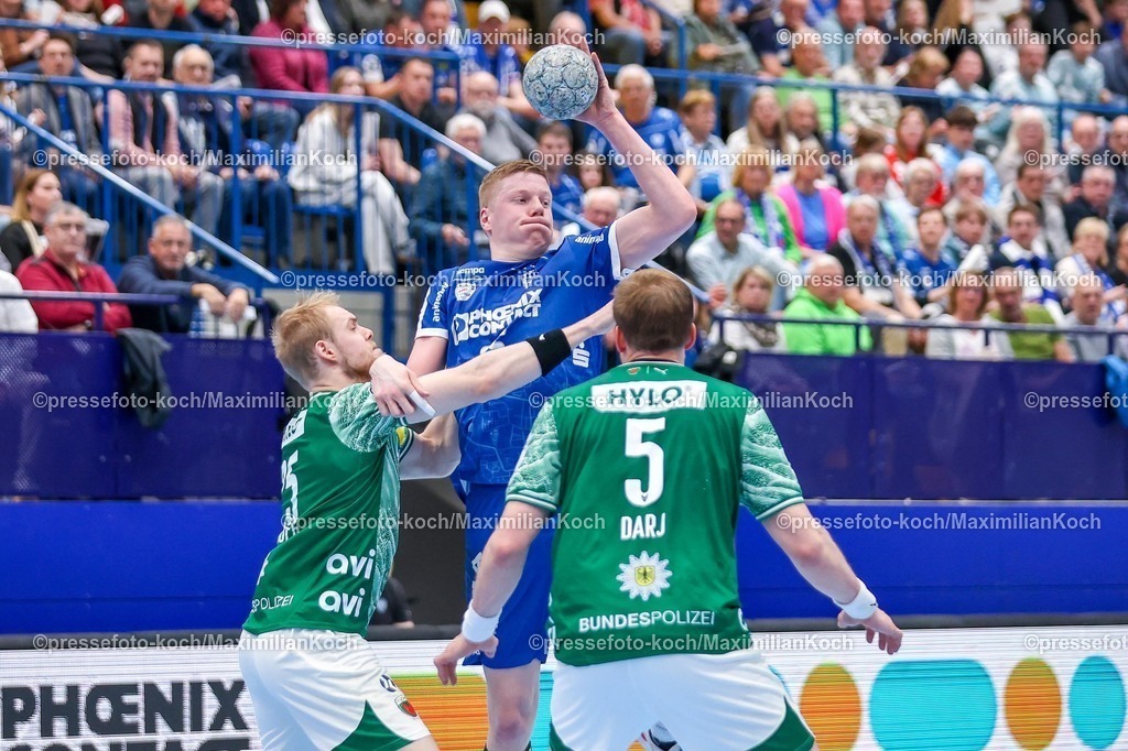 xkwix12042602030 | 2026.04.12, xkwix, Handball, HBL, TBV Lemgo Lippe -  Füchse Berlin, PHOENIX CONTACT arena, 28.Spieltag, Saison 2025 / 2026: Niels Versteijnen (TBV Lemgo Lippe #25) im Zweikampf beim Wurf gegen Matthes Langhoff (Füchse Berlin #25) und Max Darj (Füchse Berlin #5) DFB regulations prohibit any use of photographs as image sequences and or quasi-video. Photo: xKamilxWilkowskixPressefotoKochx