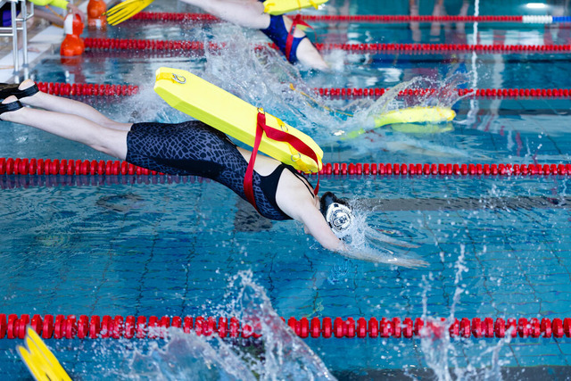 DLRG, Wettkampf, Rettungssport, Landesverbandsmeisterschaften 2026 13.06.2026 | Bedburg, Deutschland - June, 13: Deling, Klara aus dem Verein DLRG Moenchengladbach im Lauf Nr. 79 der Landesverbandsmeisterschaften 2026 im MonteMare Bedburg. In dem Lauf Nr. 79 traten die Teilnehmenden in der Disziplin 100m Lifesaver gegeneinander an. (Foto: Benedikt Lang (DLRG) - Realisiert mit Pictrs.com