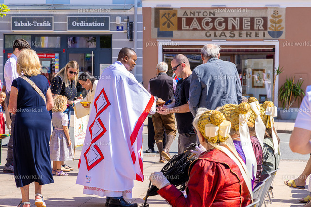 Fronleichnamsprozession mit Pfarrfest | Bildershop von pixelworld.at - Realisiert mit Pictrs.com